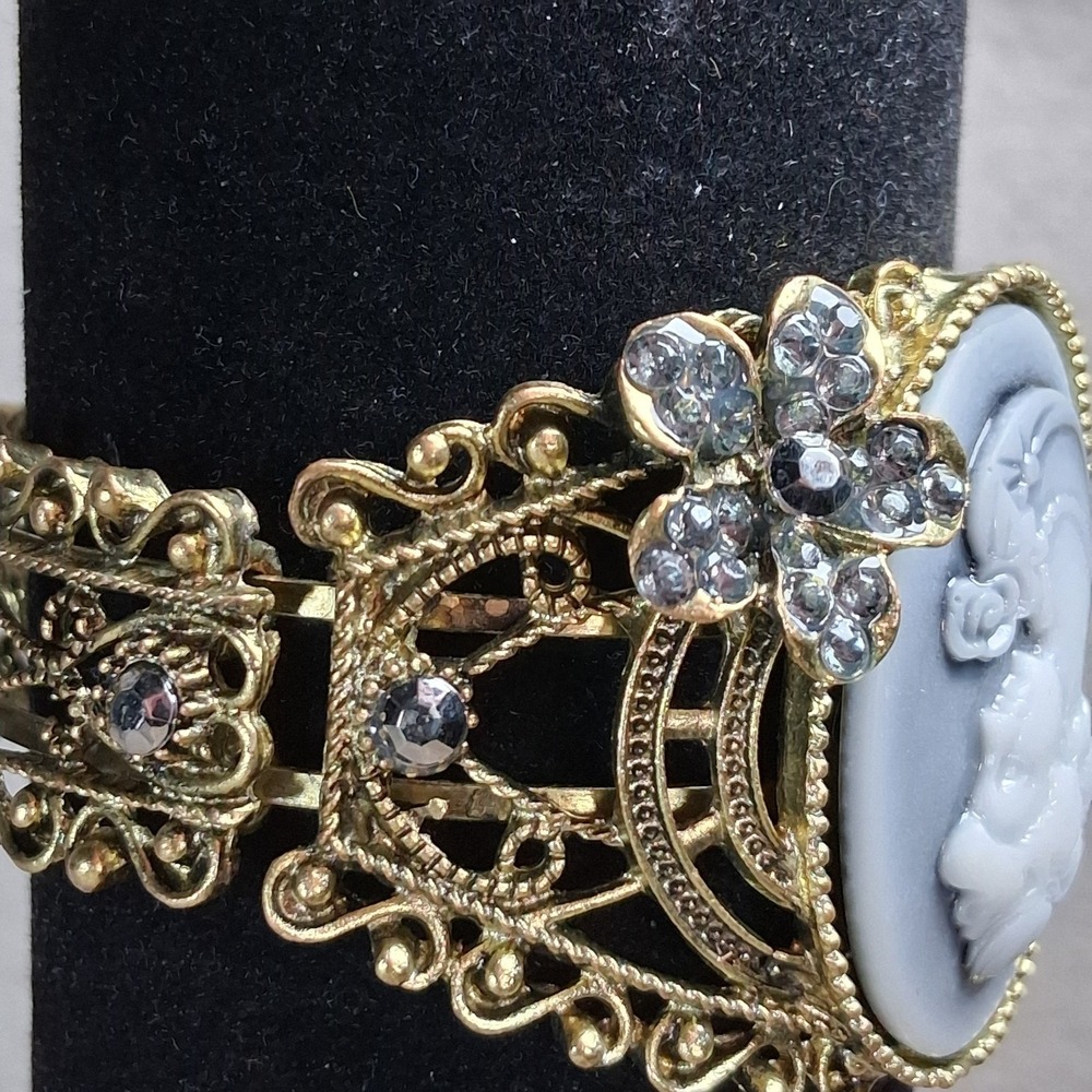 Vintage Style Gray Cameo Jewelry Set - Modern Victorian Revival Cuff & Brooch - Picture 4 of 16